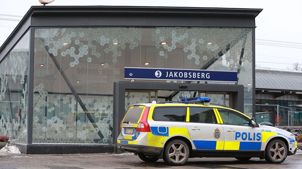 Polisbil utanför Jakobsergs tunnelbanestation