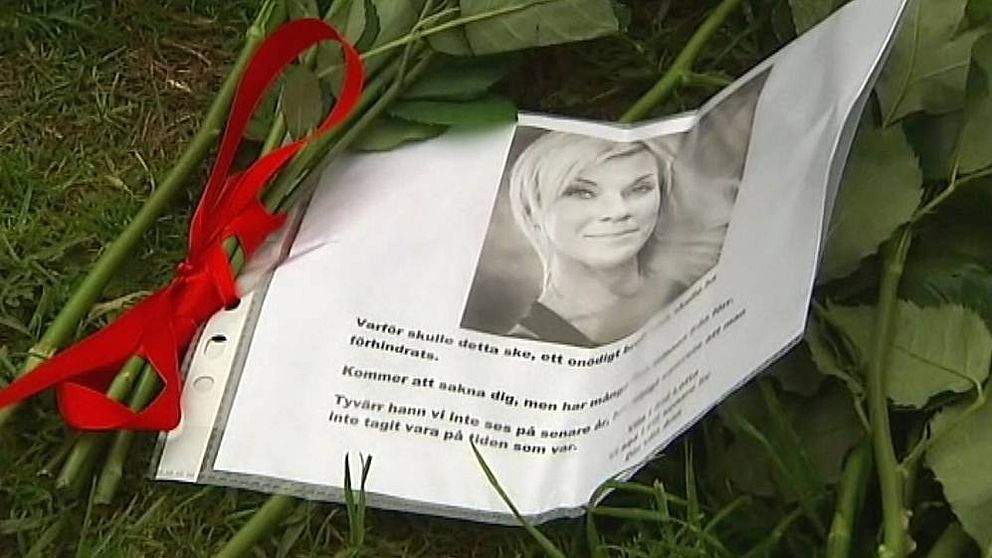 Bild på den mördade Lotta Rudholm och en minnestext.