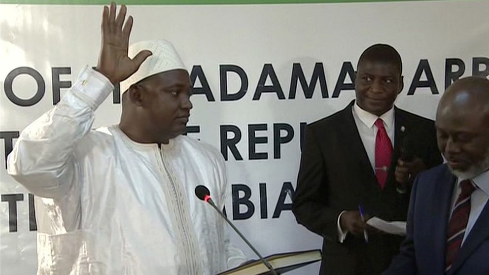 Adama Barrow svärs in som Gambias president.