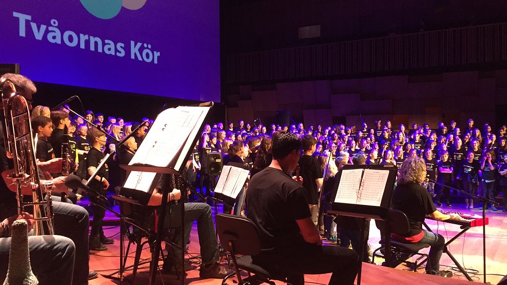 300 barn åt gången sjunger inövade körsånger på Malmö Live