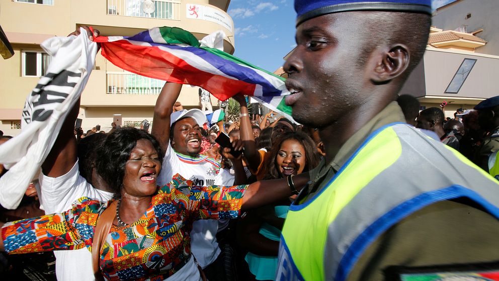 Människor firar på gatorna efter att Gambia fått en ny president.
