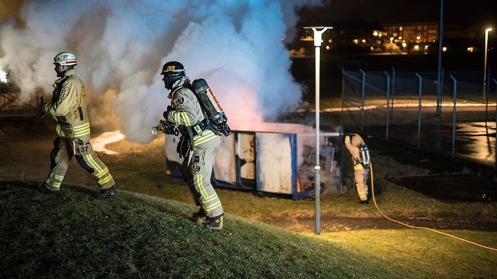 Brand i container utanför fritidsgård i Norrköping