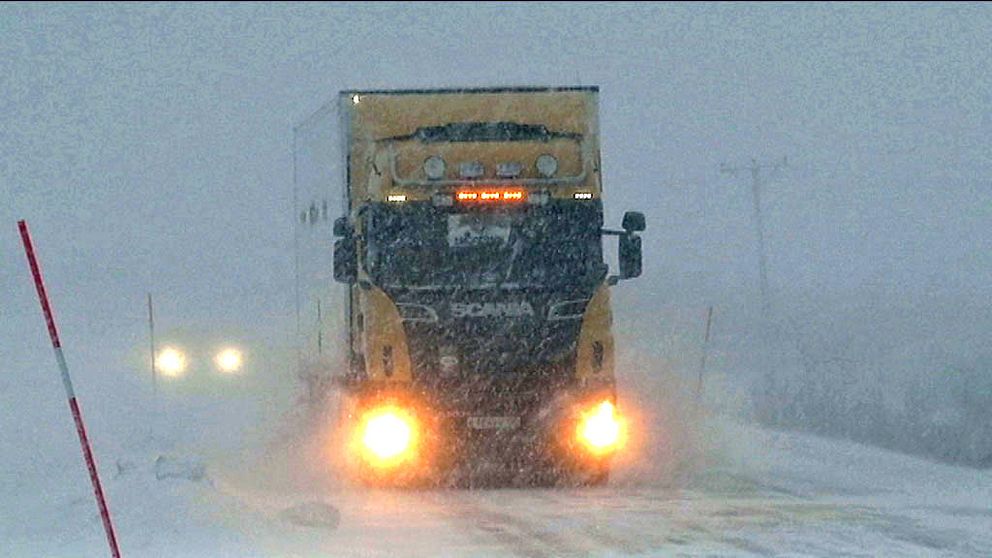 lastbil i snöoväder, snöstorm