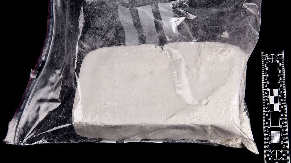 Kokain i en påse intill en linjal.