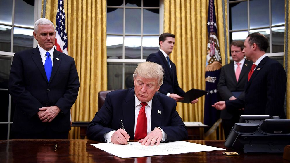 Donald Trump på plats inne i det Ovala rummet, presidentens kontor i Vita huset, timmar efter att han svurit presidenteden.