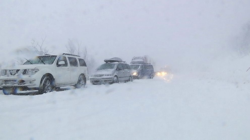 Avstängd väg E10:an storm snöstorm Kirunafjällen