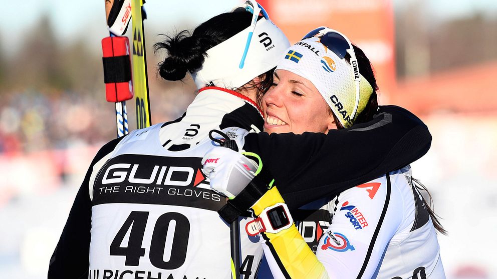 Vinnaren Björgen kramar om Charlotte Kalla.