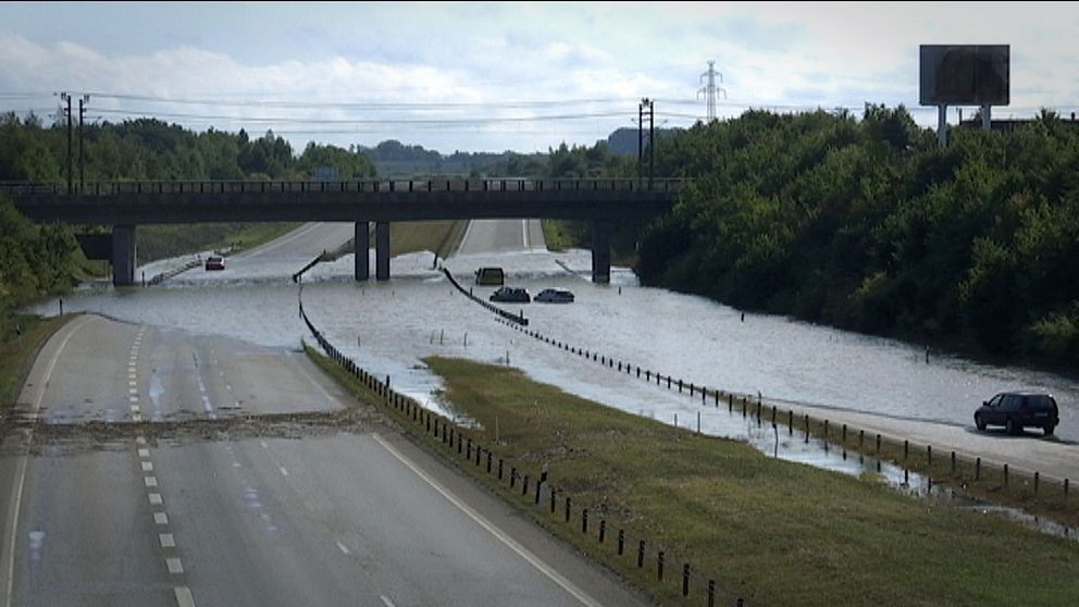 Översvämmad motorväg efter stormen