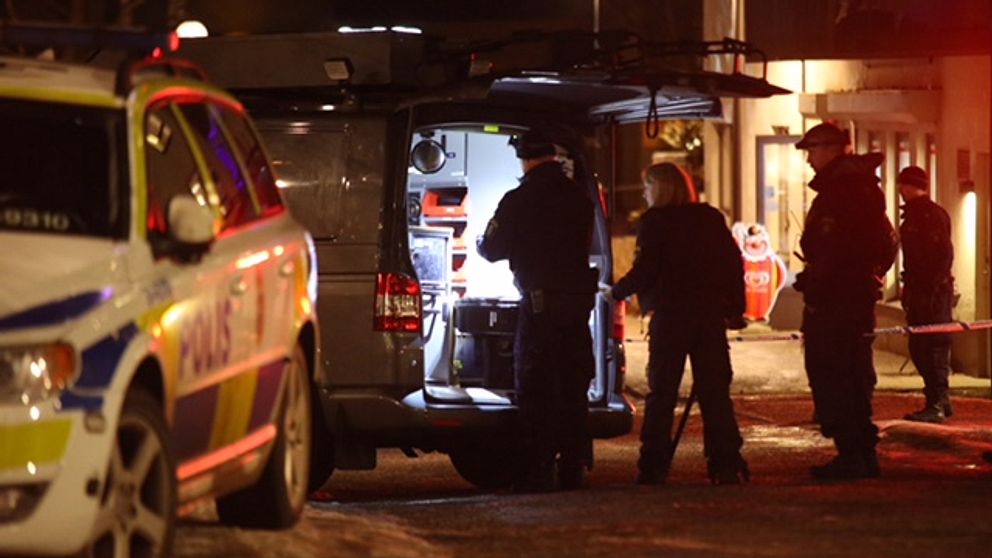 Polisen arbetar utanför en pizzeria där en skjuten man hittats.