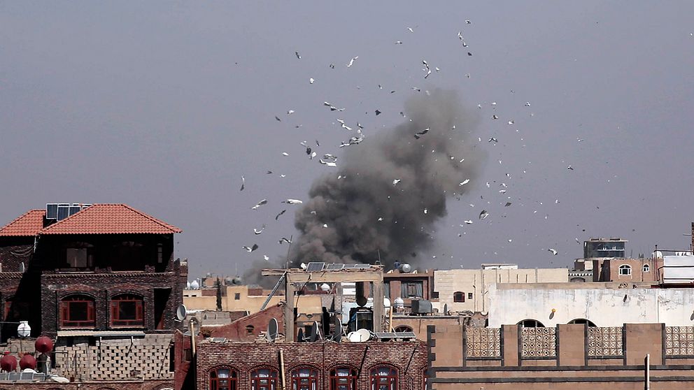 Rök stiger mot himlen efter Saudi-ledda flyganfall mot en armébas i Sanaa.