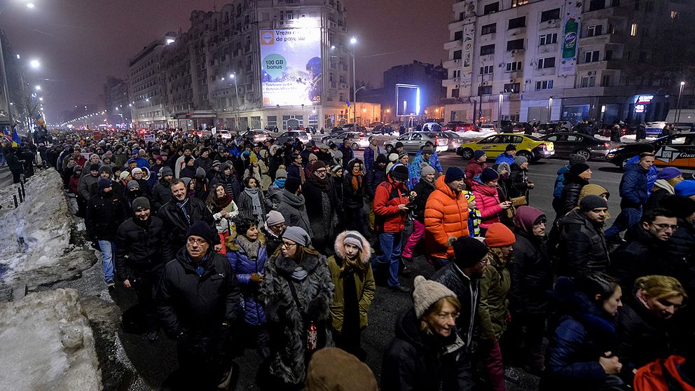 Tusentals marcherar genom Bucharest mot förslaget om fångamnesti.