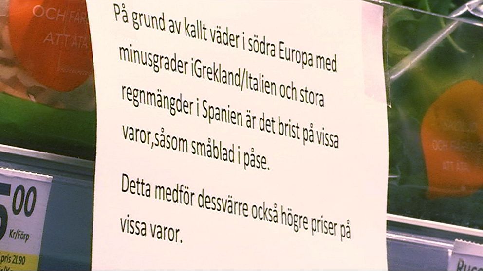 ”På grund av kallt väder i södra Europa med minusgrader i Grekland/Italien och stora regnmängder i Spanien är det brist på vissa varor, såsom småblad i påse. Detta medför dessvärre också högre priser på vissa varor” informerar livsmedelsbutiken.