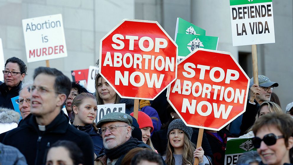 Abortmotståndare under en demonstration i Washington på måndagen.