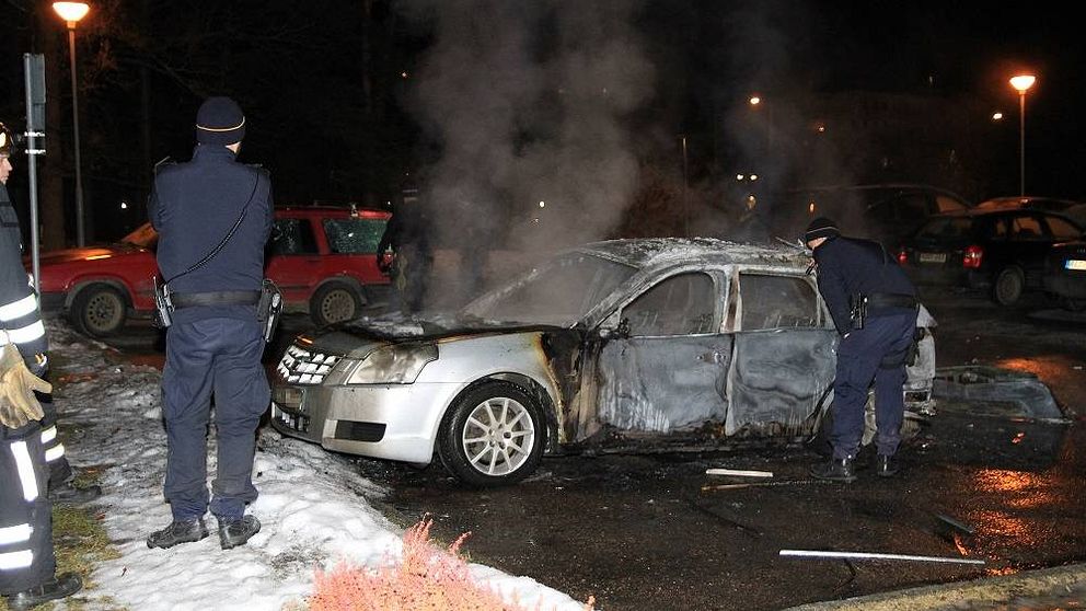 Sprängd bil som ryker, poliser