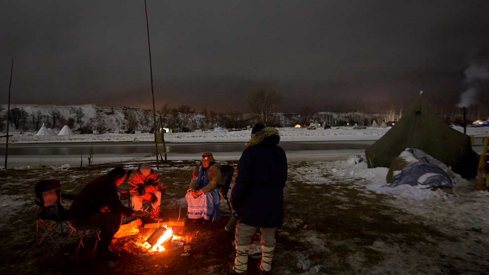Demonstranter mot oljeledningen i North Dakota vid en lägereld i december. Arkivbild.