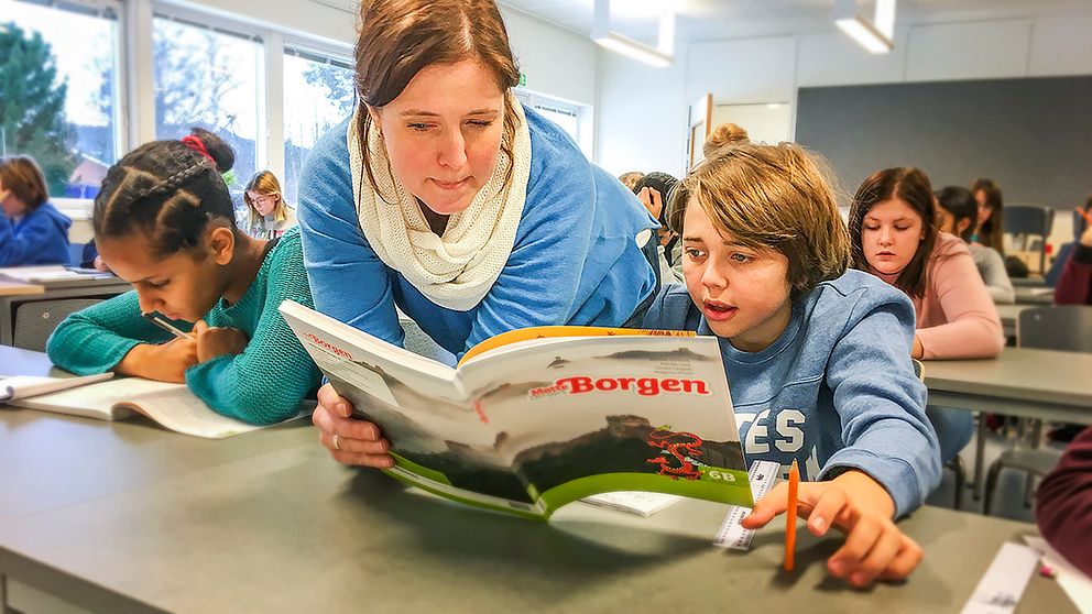 Läraren Erika Dahlberg undervisar eleven Elias Eriksson i ett av de nya klassrumen på Bergsjö skola.