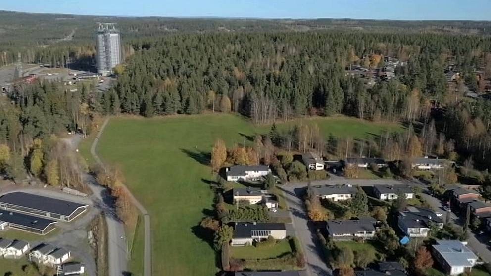 bild från luften över området vid skidstadion i Östersund, skog och hus.