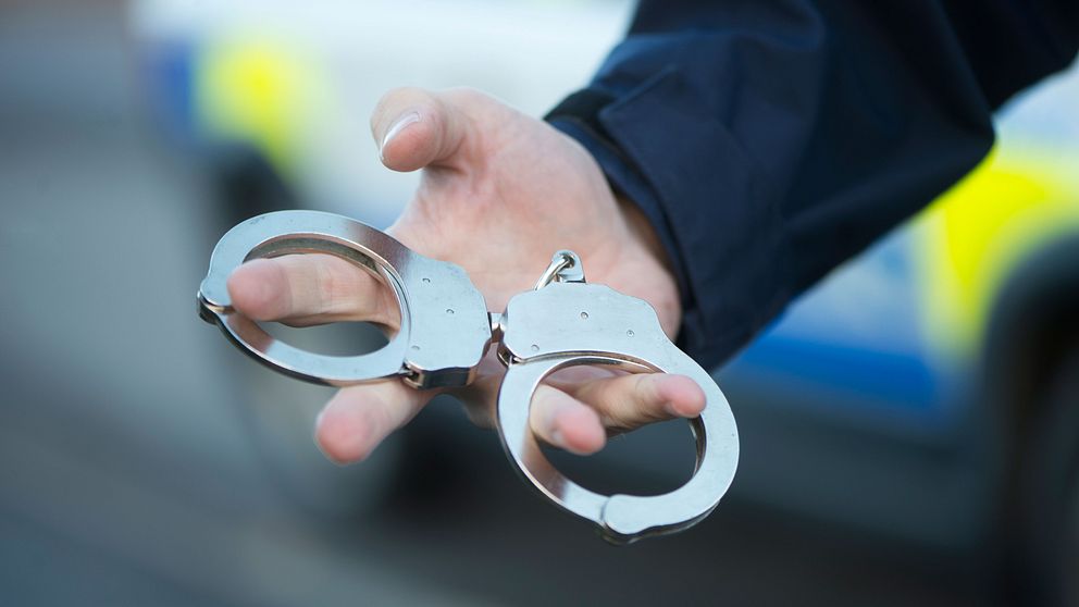 Polis med handbojor
