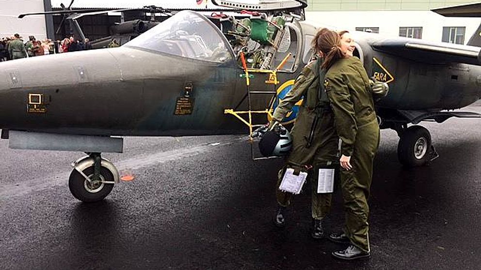 Den nykläckta stridspiloten Lovisa Sandelin gratulerades av Anna Dellham, Sveriges idag enda kvinnliga Gripenpilot.