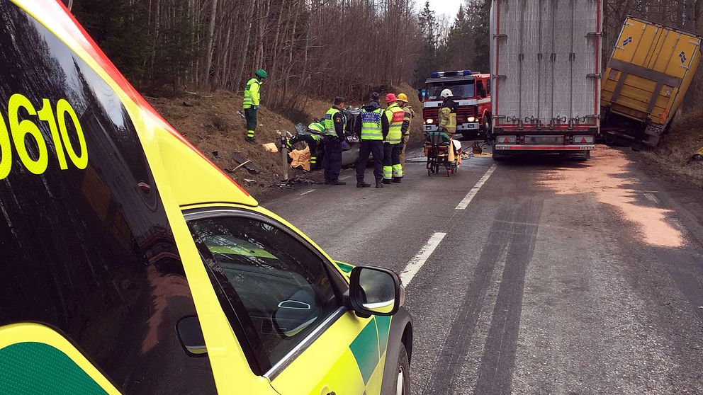 Allvarlig trafikolycka mellan en lastbil och personbil på riksväg 51.