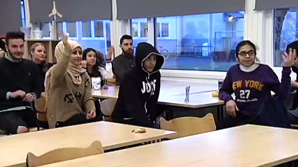 Mentorer från Högskolan i Halmstad hjälper unga flyktingar på Östergårdsskolan.