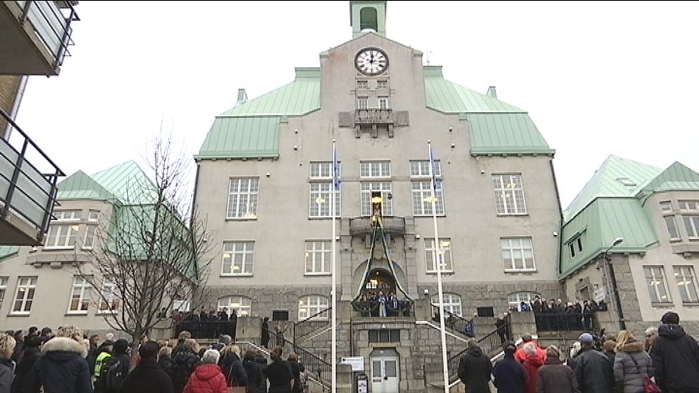 Mycket folk som samlats framför Strömstads stadshus under invigningen.