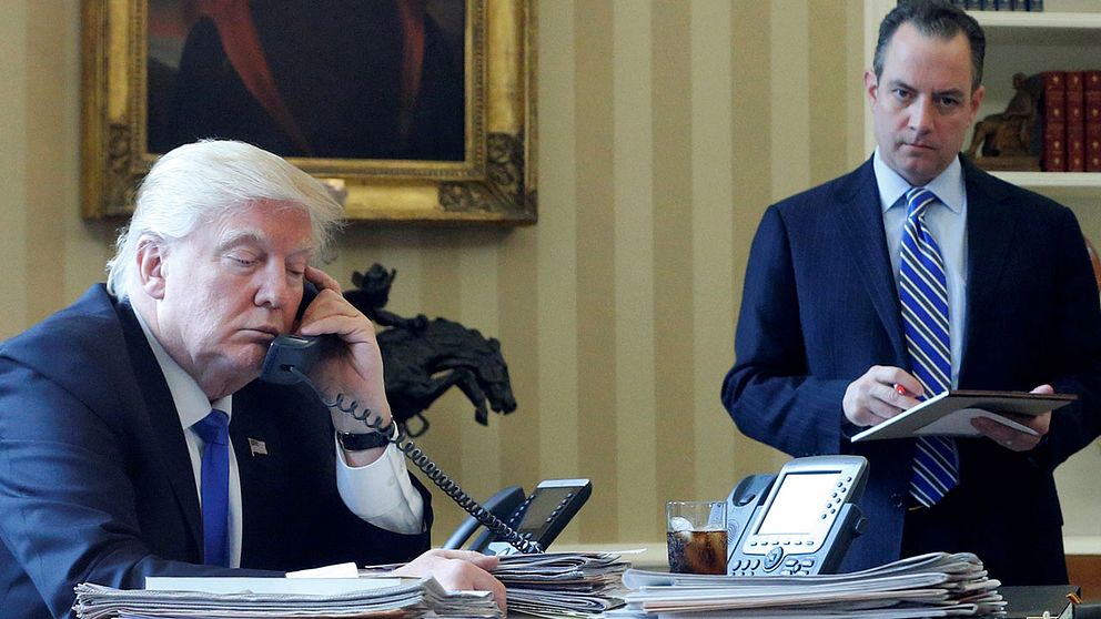 Vita huset har släppt bilder på hur president Donald Trump pratar i telefon med ryske kollegan Vladimir Putin.