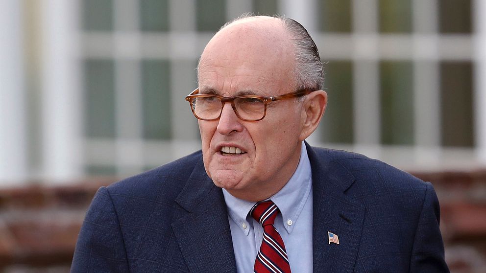 Trumps medarbetare Rudy Giuliani avslöjar bakgrunden till det nya reseförbudet.