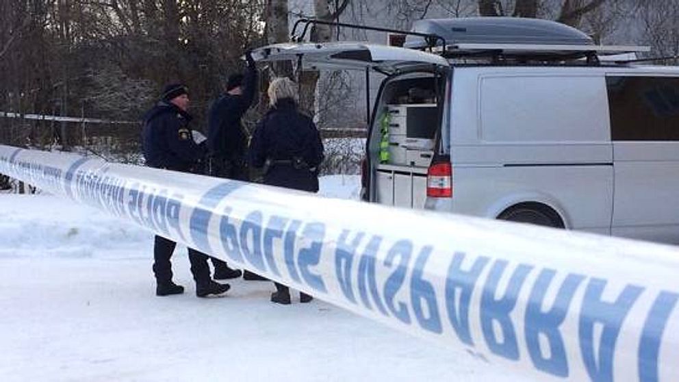 Polisen på undersöker platsen i Sveg där en 20-årig man miste livet.