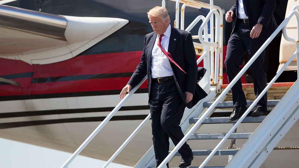 Donald Trump stiger av ett flygplan.
