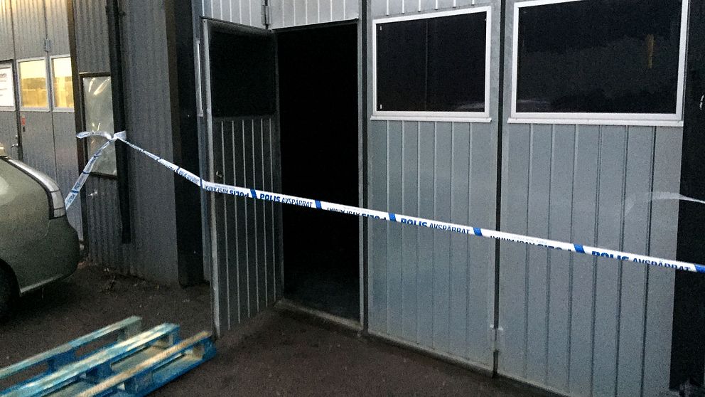En man i 30-årsåldern har avlidit efter en brand i en verkstadslokal i Karlstad. Mannen fördes till sjukhus, men hans liv gick inte att rädda.