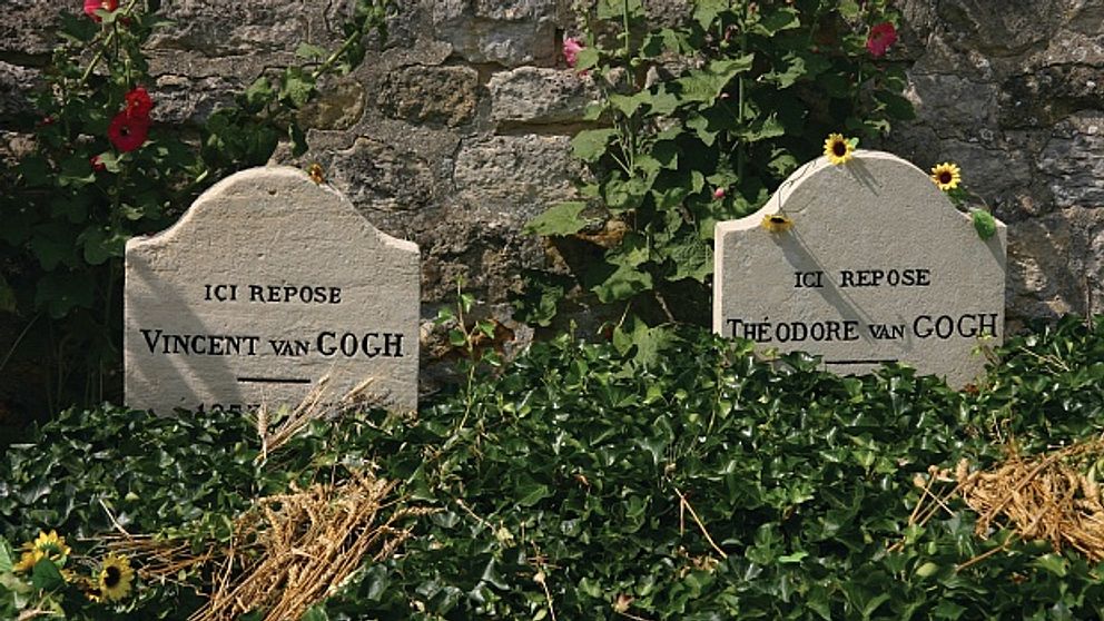 Vincent van Gogh och Theo van Gogh ligger begravda i Auvers-sur-Oise.