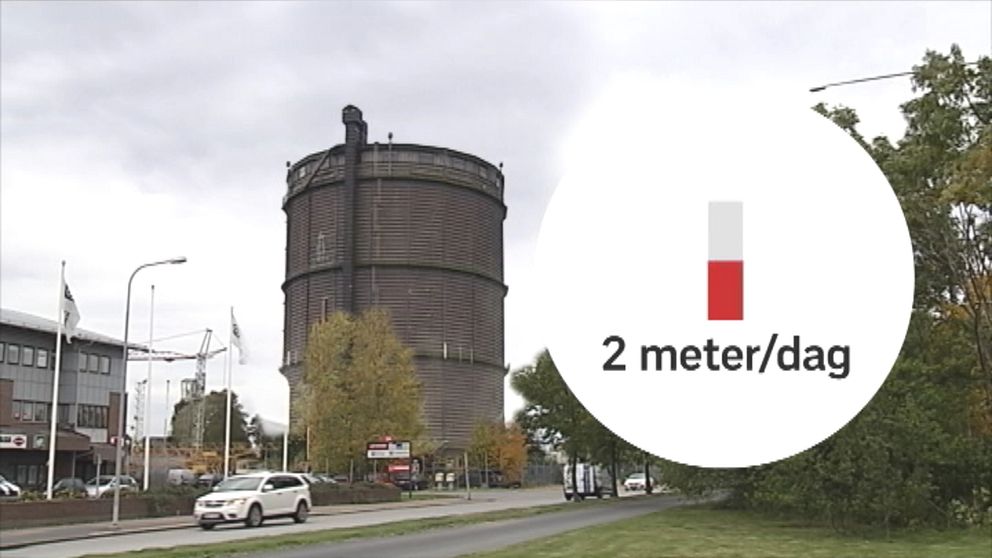 Genom avancerad teknik med utrustning monterad inne i gasklockan kommer det 81 meter höga landmärket att skäras ner, bit för bit. Nerifrån och upp.