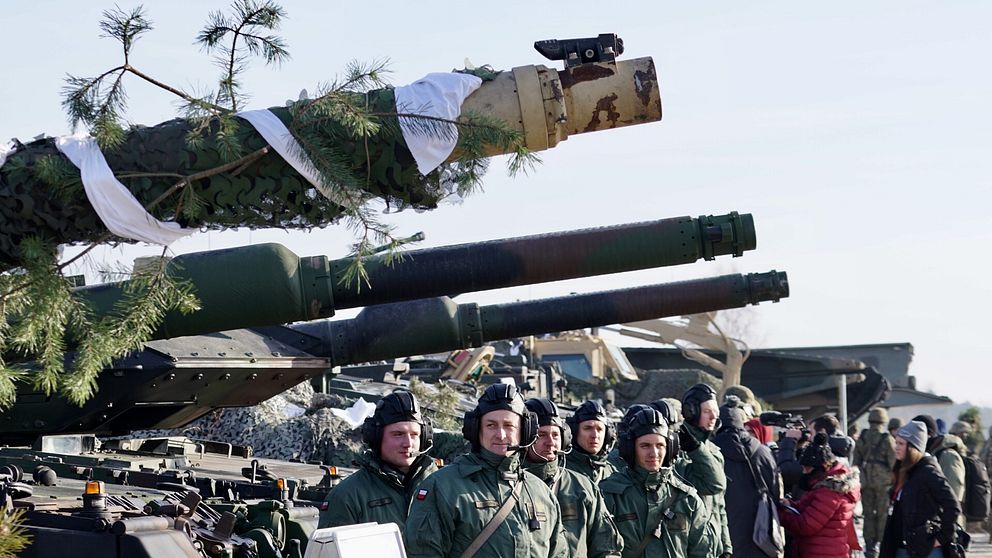 Polsk militär uppställd framför stridsvagnar vid basen i Zagan, västra Polen.