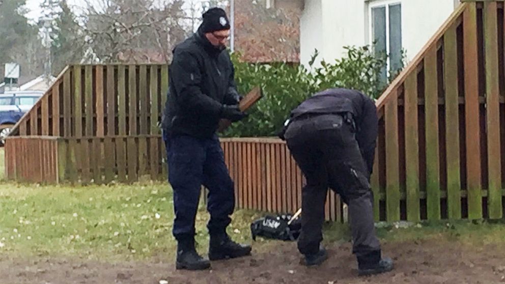 Polisens tekniker letar skotthylsor efter skjutningen i Ronneby