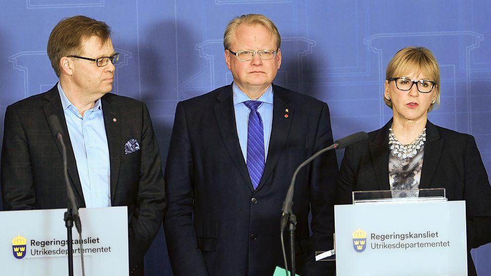 Per-Ola Mattsson (S), kommunstyrelsens ordförande i Karlshamn, försvarsminister Peter Hultqvist (S), utrikesminister Margot Wallström (S)