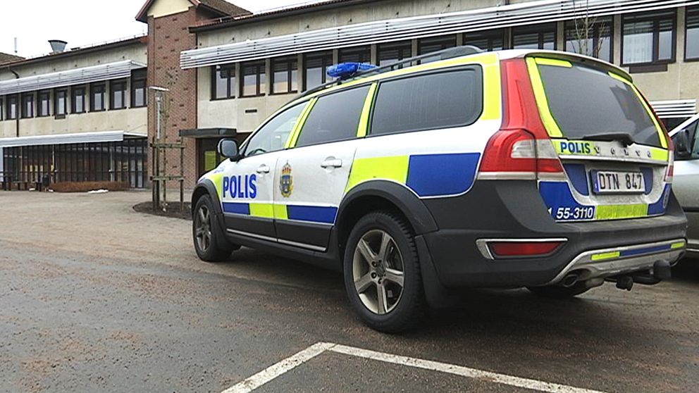 Polisbil utanför Örnaskolan i Hyltebruk efter inbrott.