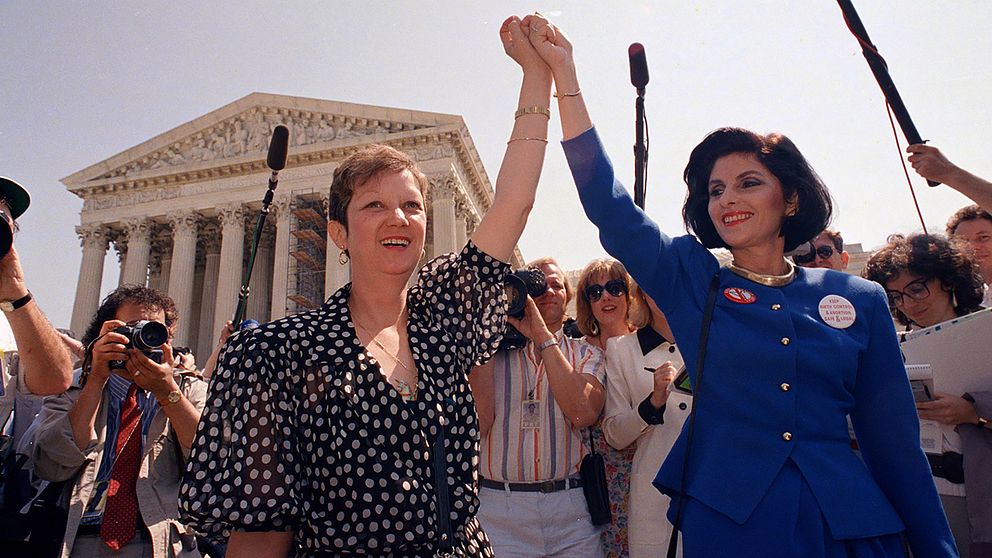 Arkivbild: Norma McCorvey (till vänster), kvinnan bakom signaturen Jane Roe, målsägande i ett av de mest kontroversiella domsluten i USA:s rättshistoria.