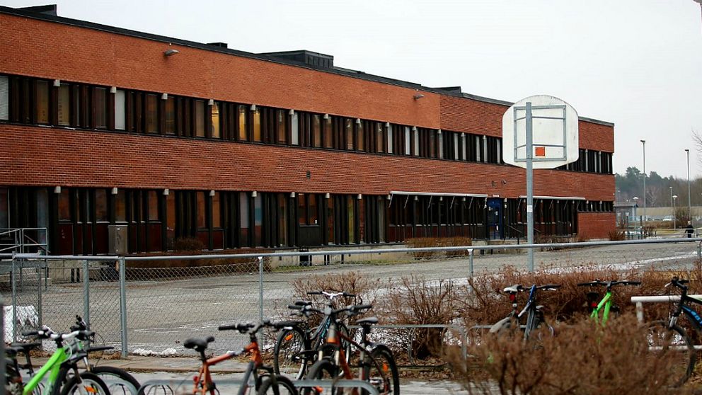 En skola i Barkarby i Järfälla ska ha utsatts för ett hot och en elev har hämtats in på förhör.