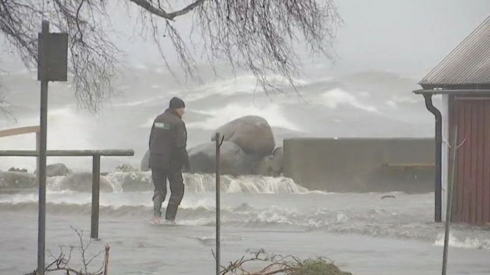 Höga havsvattenstånd och höga vågor gav omfattande översvämningar den 4 januari, som här i Drag strax norr om Kalmar.