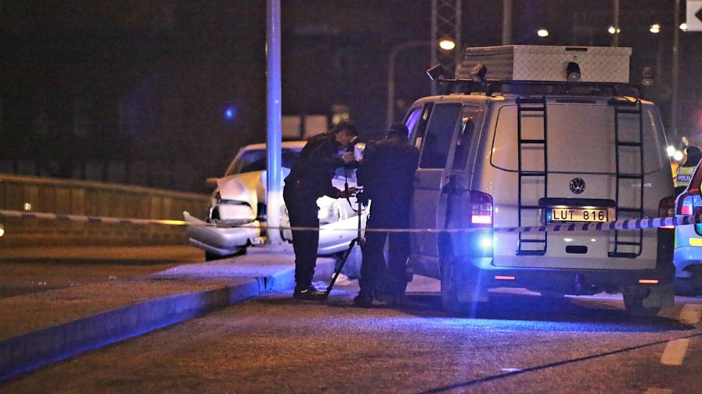 Polisen har fått in larm om skottlossning i Skärholmen i södra Stockholm. Två personer har hittats skadade på platsen.