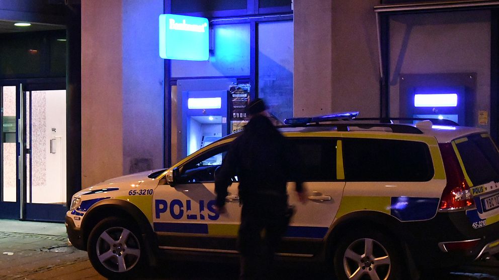 Polisen vaktar Bankomatuttag så att ingen kan ta ut pengar.