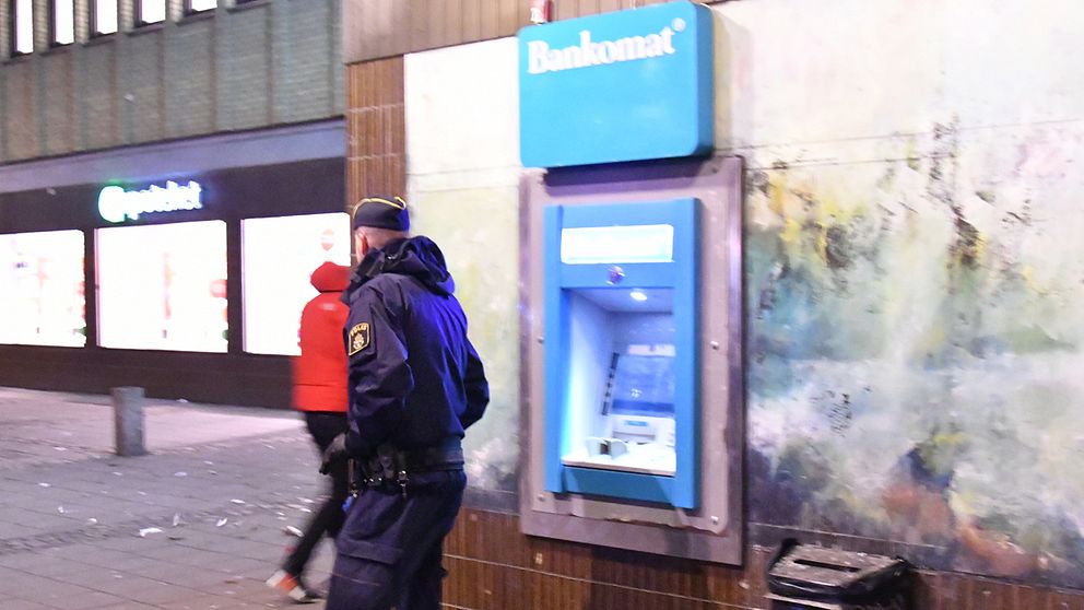 Polisen vaktar Bankomatuttag så att ingen kan ta ut pengar.
