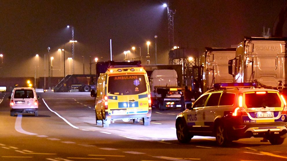 Polis och ambulans på plats vid den färja i Trelleborg på vilken det larmats om explosionsrisk sent på onsdagskvällen.