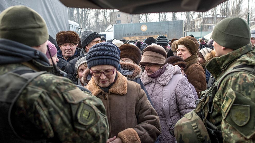 Boende i staden Avdiivka, i östra Ukraina, köar för att ta emot hjälp efter de senaste dagarnas strider i området.