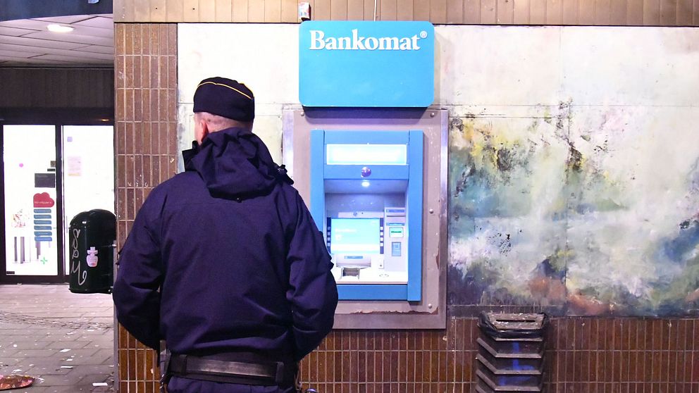Polisen bevakade under onsdagskvällen flera bankomater runt om i Malmö.