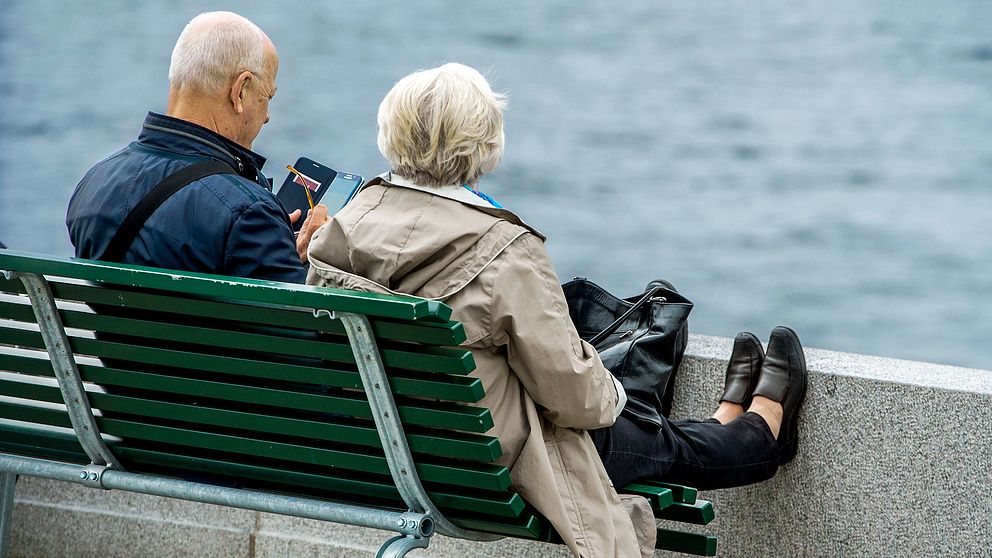 Äldre par på en bänk.