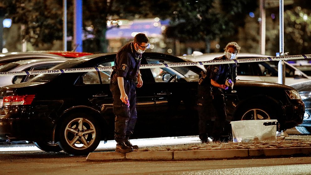 Polis på plats på Frölunda torg, där en man sköts i en bil i september.