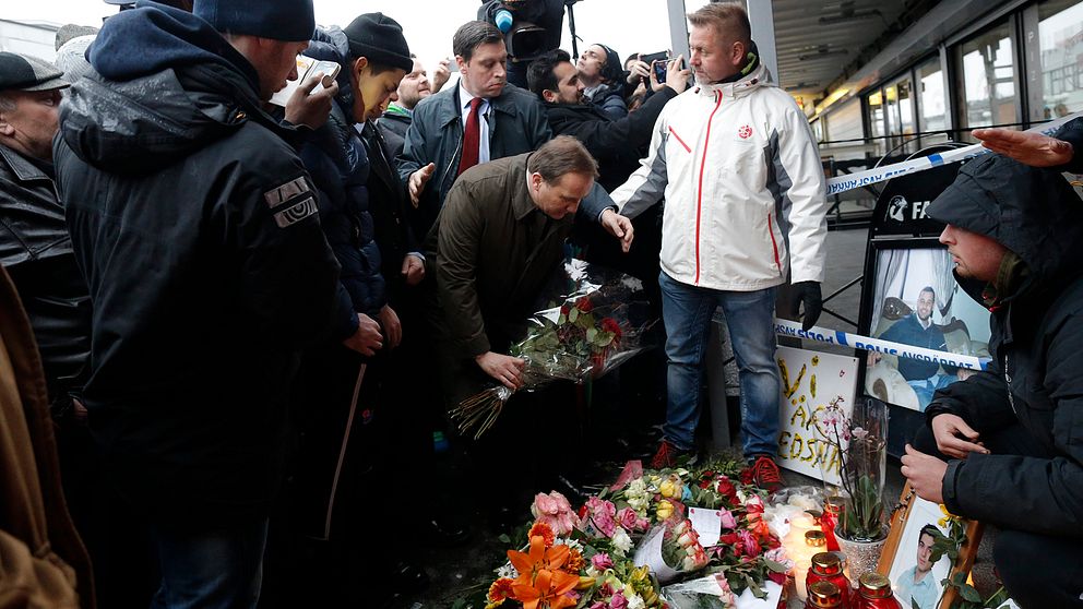Statsminister Stefan Löfven besöker Vårväderstorget efter morden.