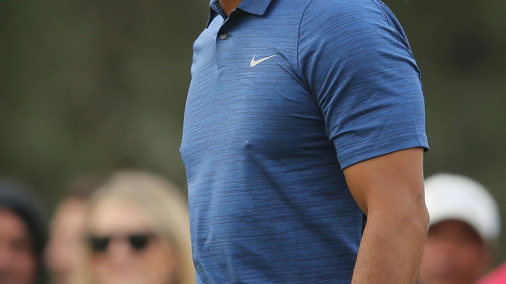 Tiger Woods drar sig ur med ryggproblem i Dubai.